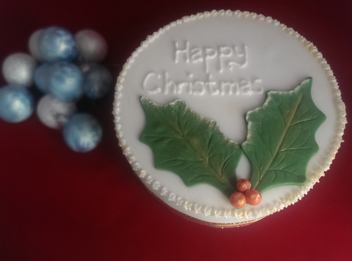 Holly Christmas Cake